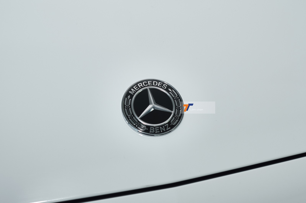 Logo &ldquo;Mercedes-Benz&rdquo; h&igrave;nh tr&ograve;n được dập v&agrave;o nắp ca-p&ocirc;.