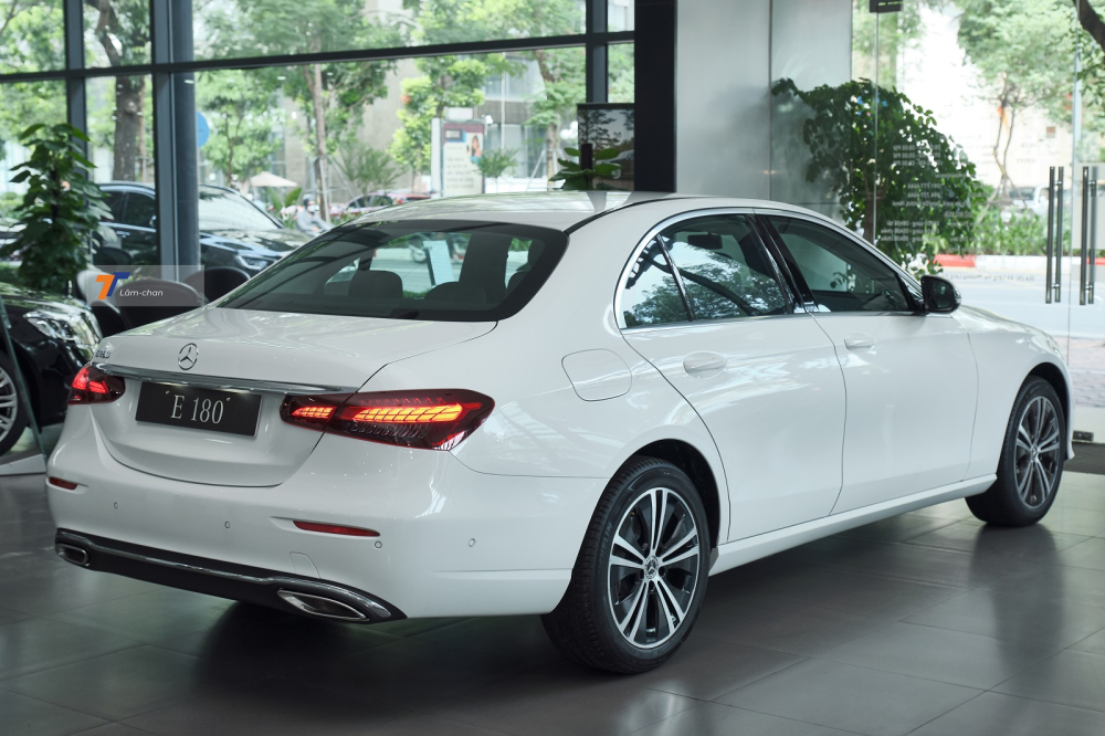 K&iacute;ch thước tổng thể của Mercedes-Benz E 180 2021 l&agrave; 4.923 x 1.852 x 1.460 mm (D x R x C).