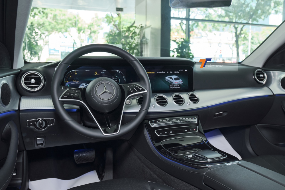 Mercedes-Benz E 180 2021 c&oacute; chiếu d&agrave;i cơ sở l&ecirc;n tới 2.939 mm, hứa hẹn một kh&ocirc;ng gian nội thất rộng r&atilde;i.