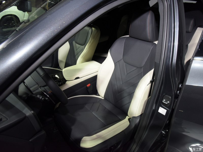 Ghế bọc da phối 2 màu của Lexus NX 2022