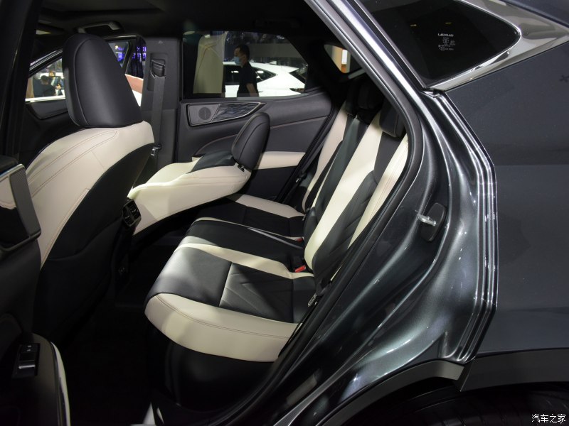 Ghế bọc da phối 2 màu của Lexus NX 2022