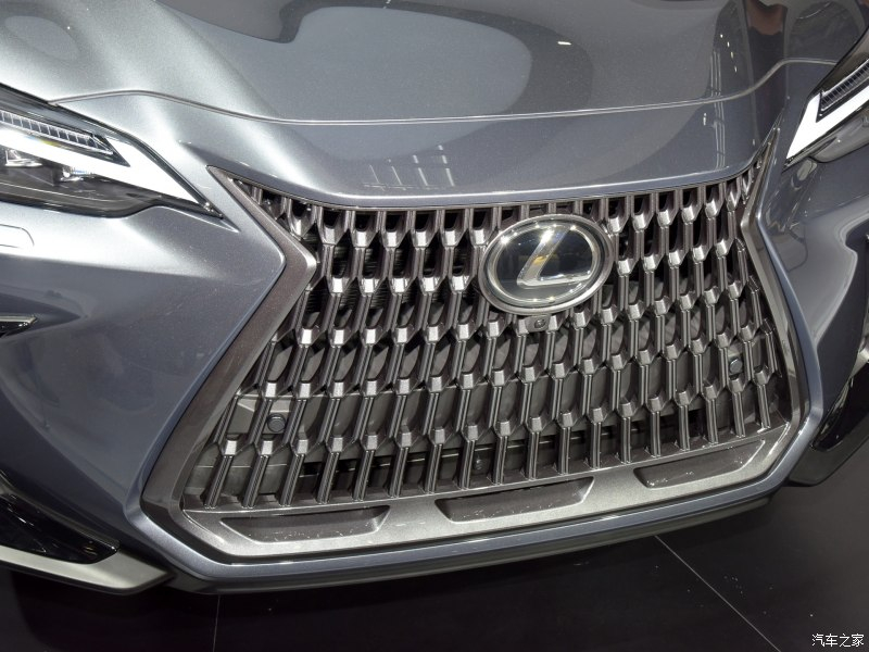 Lưới tản nhiệt với mắt lưới hình chữ U của Lexus NX 2022