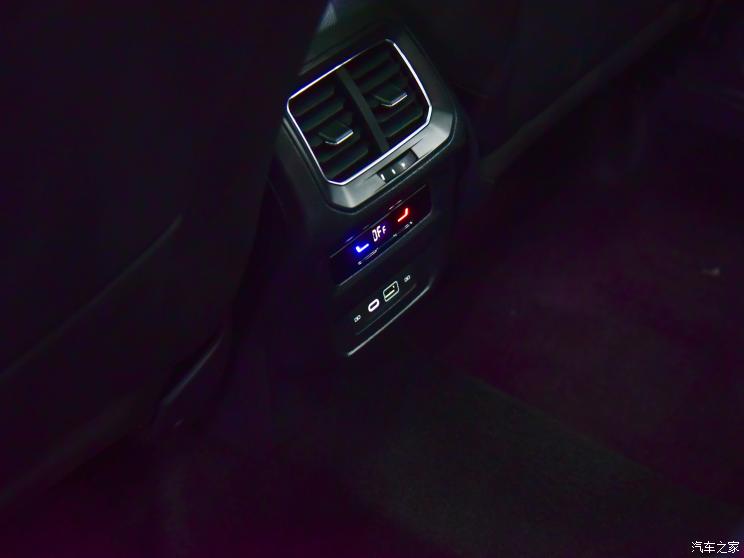 Cửa gi&oacute; điều h&ograve;a h&agrave;ng ghế sau của Volkswagen Tiguan L 2021