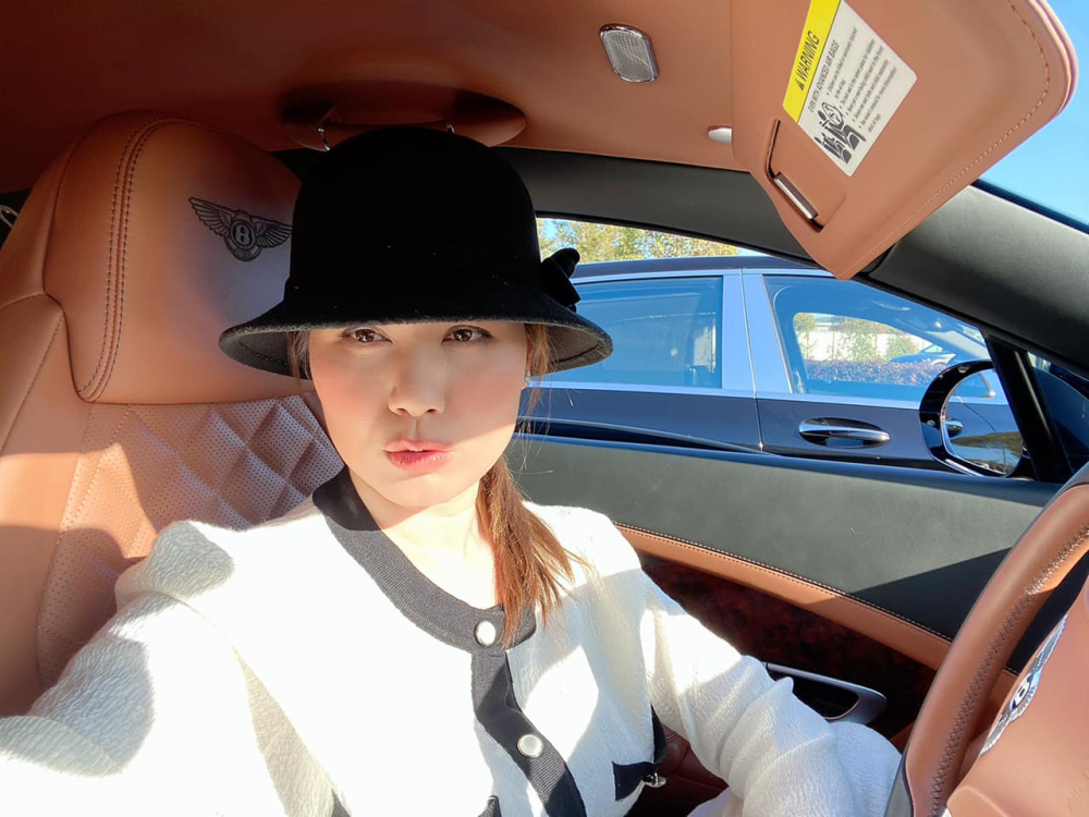 Thuỷ Ti&ecirc;n l&aacute;i xe Bentley trong 1 lần đi xem c&aacute;c si&ecirc;u xe của h&atilde;ng Lamborghini