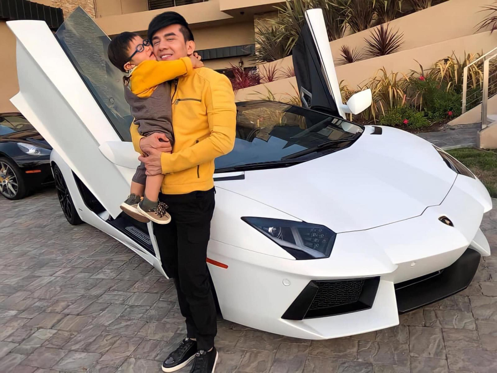 Đan Trường c&ugrave;ng con trai b&ecirc;n si&ecirc;u xe Lamborghini Aventador mui trần