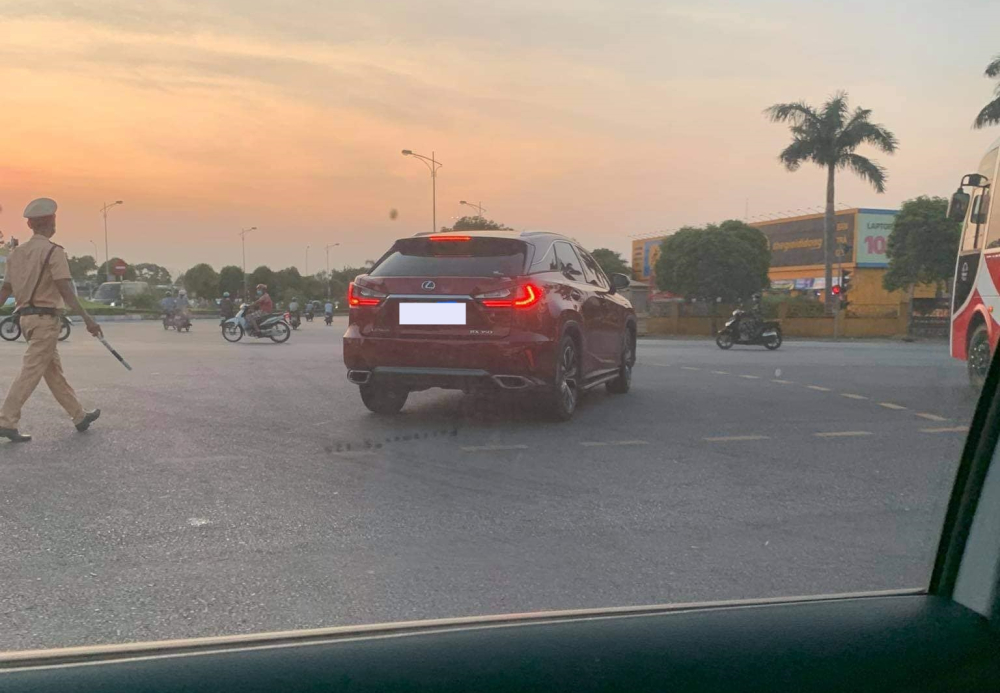 Lực lượng chức năng đang xử l&yacute; vụ va chạm giữa xe tải v&agrave; Lexus RX350