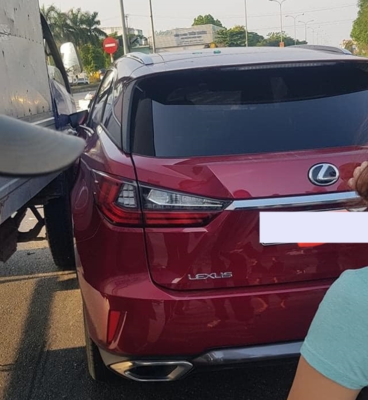 Chiếc xe Lexus RX nhiều khả năng bị thiệt hại d&agrave;n &aacute;o b&ecirc;n h&ocirc;ng