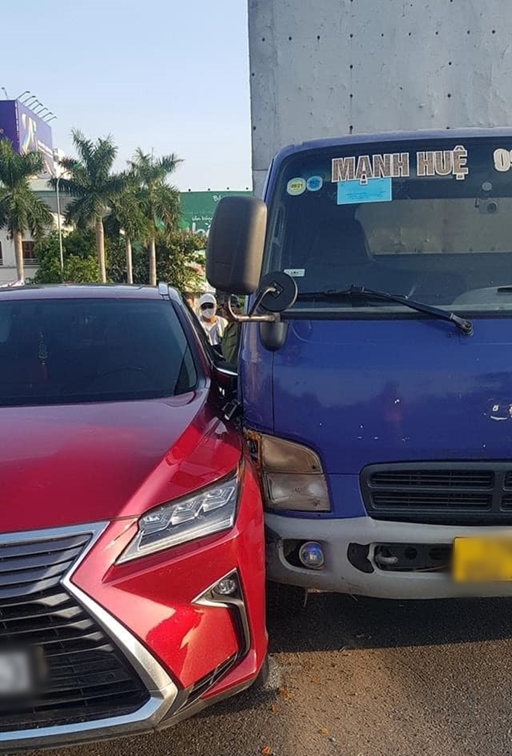 Hiện trường vụ xe Lexus RX xảy ra va chạm với xe tải gần v&ograve;ng xuyến