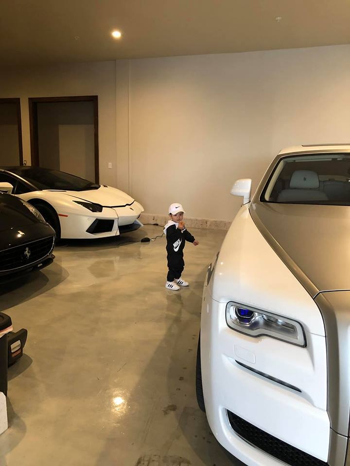  Thi&ecirc;n Từ chơi đ&ugrave;a c&ugrave;ng Rolls-Royce Ghost Series II, Lamborghini Aventador mui trần v&agrave; Ferrari California