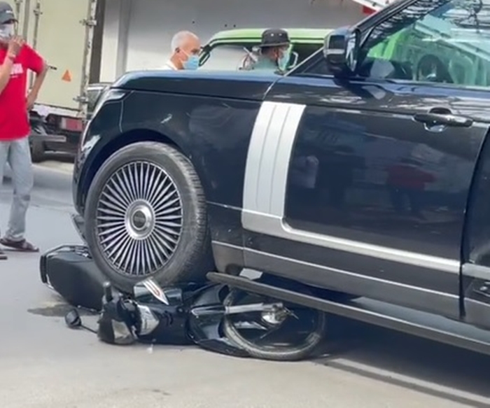 Chiếc xe máy nằm bẹp dưới bánh xe Range Rover