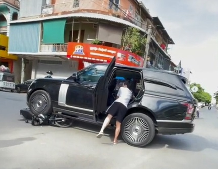 Hiện trường vụ tai nạn giữa xe Range Rover và xe máy
