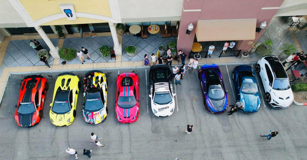 Từ trái sang là 3 chiếc Lamborghini Aventador với các phiên bản tiêu chuẩn, mui trần và Aventador SV Roadster, ngoài ra là Ferrari 458 Speciale, Lamborghini Aventador LP700-4 của Tyler Ngô, McLaren 765LT, Ferrari California hay Lamborghini Urus