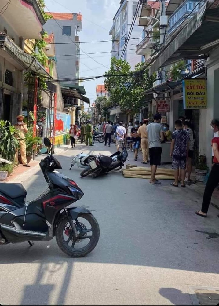 Lực lượng chức năng huyện Gia Lâm có mặt tại hiện trường vụ tai nạn Lực lượng chức năng huyện Gia Lâm có mặt tại hiện trường vụ tai nạn