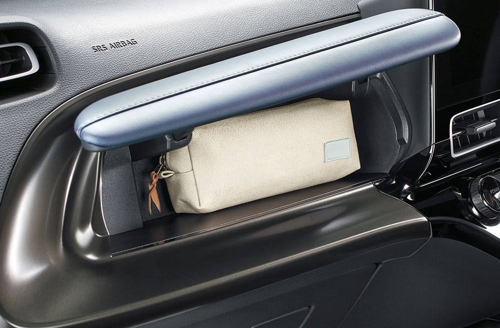 Hộc đựng găng tay trên mặt táp-lô của Toyota Prius c 2021 Hộc đựng găng tay trên mặt táp-lô của Toyota Prius c 2021