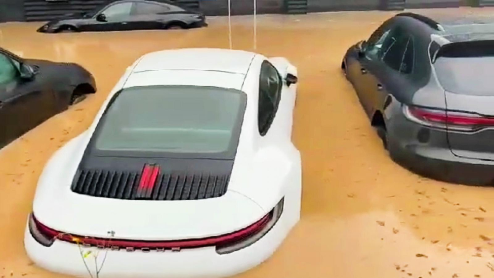 Gần chục chiếc xe sang Porsche bị ngập trong sân đại lý