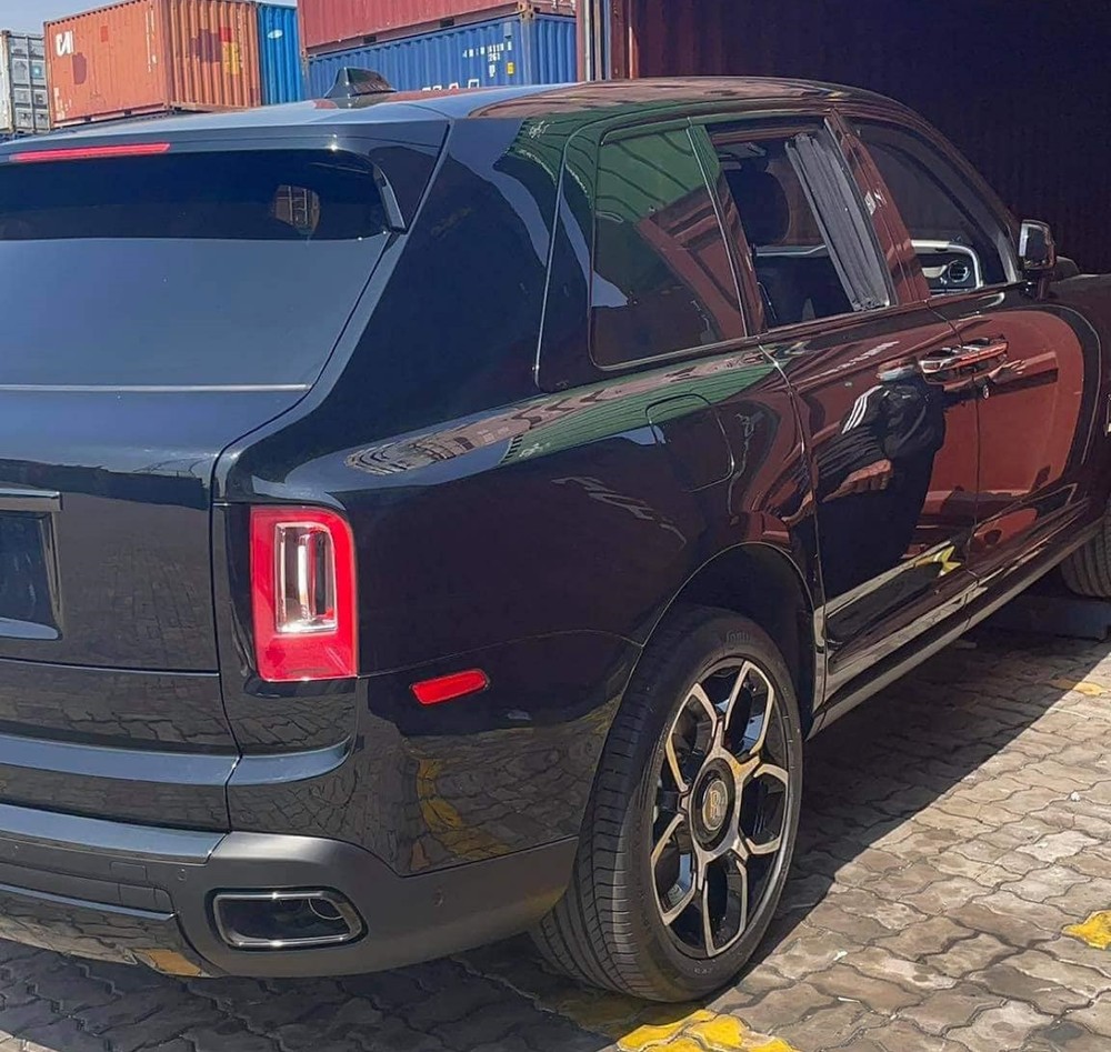 Rolls-Royce Cullinan bản Black Badge sẽ có ngoại thất sơn màu tối Rolls-Royce Cullinan bản Black Badge sẽ có ngoại thất sơn màu tối