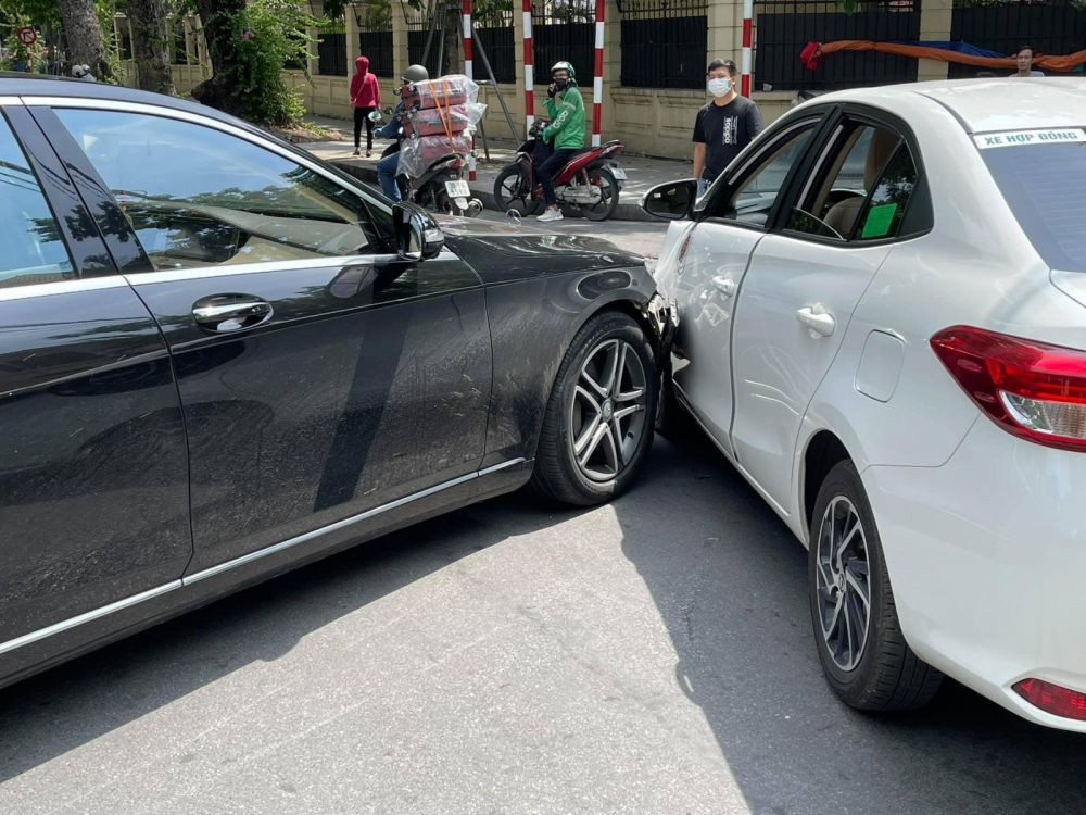 Hiện trường vụ va chạm của xe Toyota Vios cùng Mercedes-Benz S-Class Hiện trường vụ va chạm của xe Toyota Vios cùng Mercedes-Benz S-Class