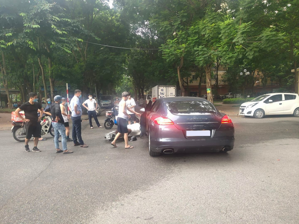 Hiện trường vụ va chạm xe Porsche Panamera với xe máy dưới 50 cm3 ở Hà Nội vào chiều nay Hiện trường vụ va chạm xe Porsche Panamera với xe máy dưới 50 cm3 ở Hà Nội vào chiều nay