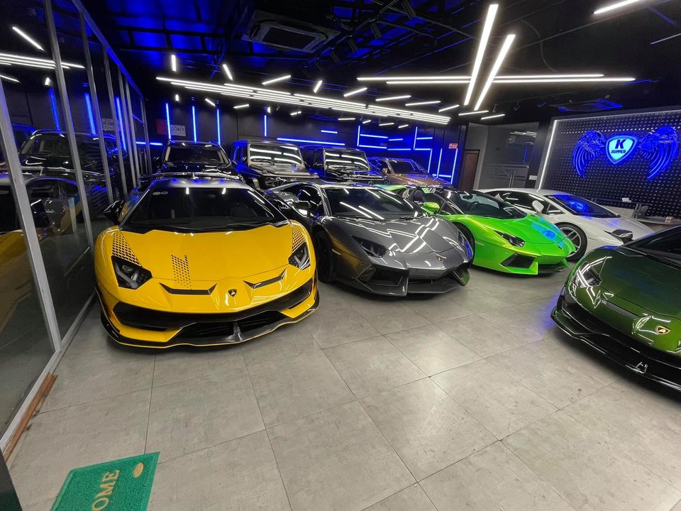 5 chiếc xe Lamborghini bao gồm Aventador SVJ màu vàng, Lamborghini Aventador LP700-4 màu xám, Lamborghini Aventador LP700-4 Roadster màu xanh lá, Lamborghini Huracan LP610-4 màu trắng và cuối cùng là chiếc xe Lamborghini Aventador SVJ màu cực độc mới về nước 5 chiếc xe Lamborghini bao gồm Aventador SVJ màu vàng, Lamborghini Aventador LP700-4 màu xám, Lamborghini Aventador LP700-4 Roadster màu xanh lá, Lamborghini Huracan LP610-4 màu trắng và cuối cùng là chiếc xe Lamborghini Aventador SVJ màu cực độc mới về nước