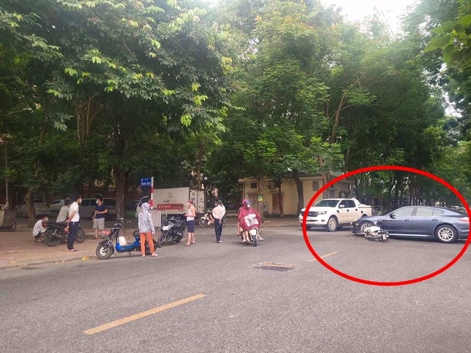 Nhiều người dân tò mò theo dõi vụ va chạm này Nhiều người dân tò mò theo dõi vụ va chạm này