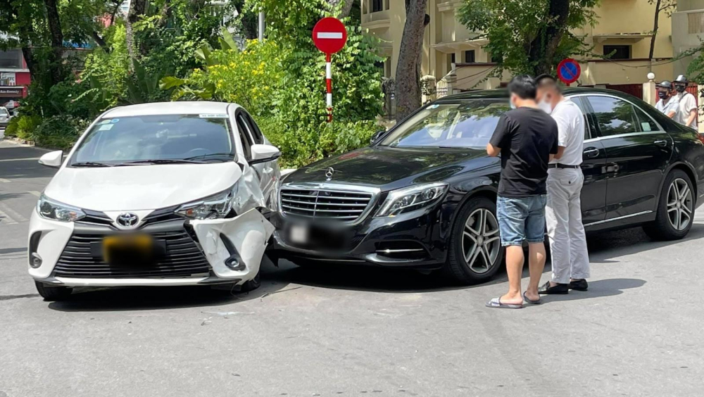 Vụ tai nạn khiến chiếc xe Mercedes-Benz S-Class vỡ 1 đèn Vụ tai nạn khiến chiếc xe Mercedes-Benz S-Class vỡ 1 đèn