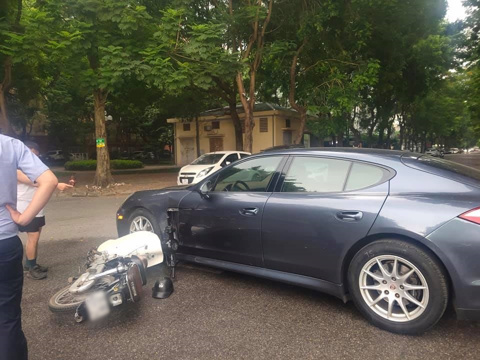 Chiếc xe Porsche hư hỏng khá nặng sau khi bị xe máy tông vào từ bên hông Chiếc xe Porsche hư hỏng khá nặng sau khi bị xe máy tông vào từ bên hông