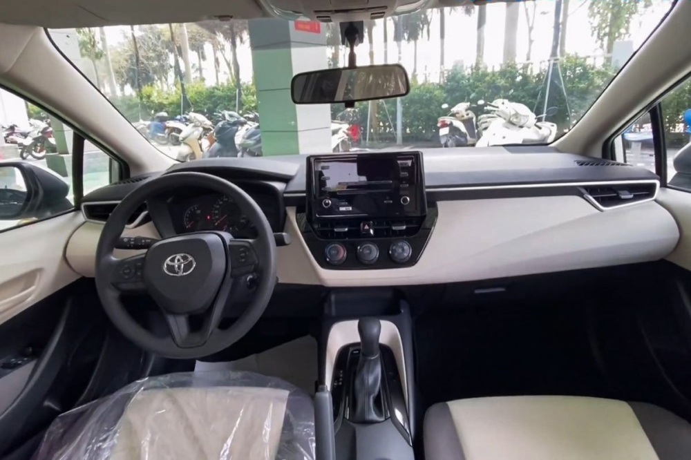Nội thất của chiếc Toyota Corolla Altis 2021 mới xuất hiện tại đại lý khá cơ bản. Nội thất của chiếc Toyota Corolla Altis 2021 mới xuất hiện tại đại lý khá cơ bản.