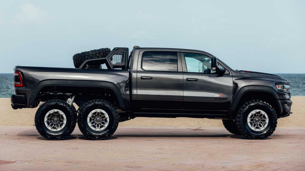 Phía sườn của chiếc Ram 1500 TRX 6x6 Phía sườn của chiếc Ram 1500 TRX 6x6