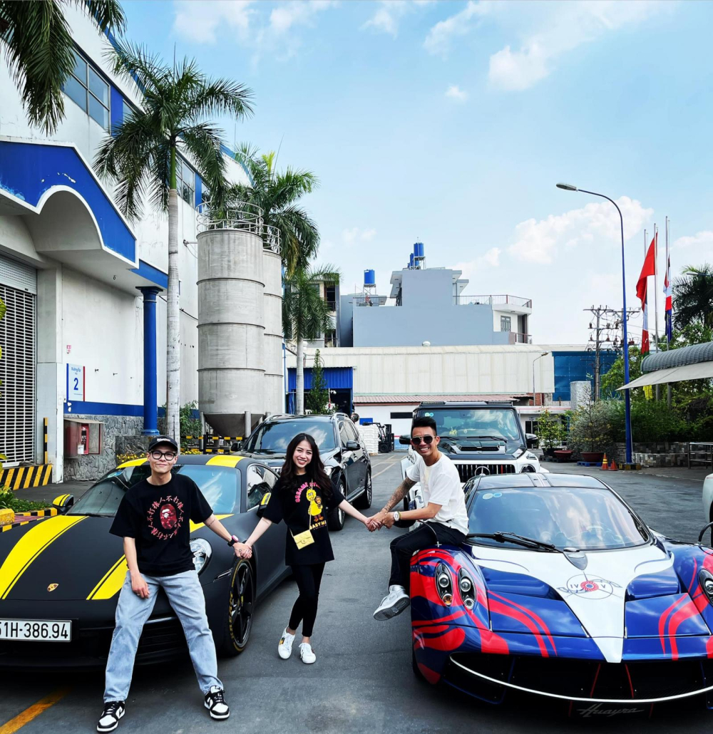 Minh Nhựa cùng con gái và con rể trưng bày dàn siêu xe để chụp ảnh