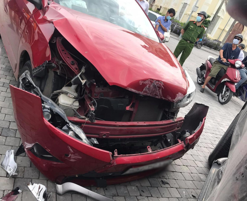 Phần đầu xe Toyota Yaris nát bét sau khi tông vào bên hông chiếc xe bán tải Phần đầu xe Toyota Yaris nát bét sau khi tông vào bên hông chiếc xe bán tải