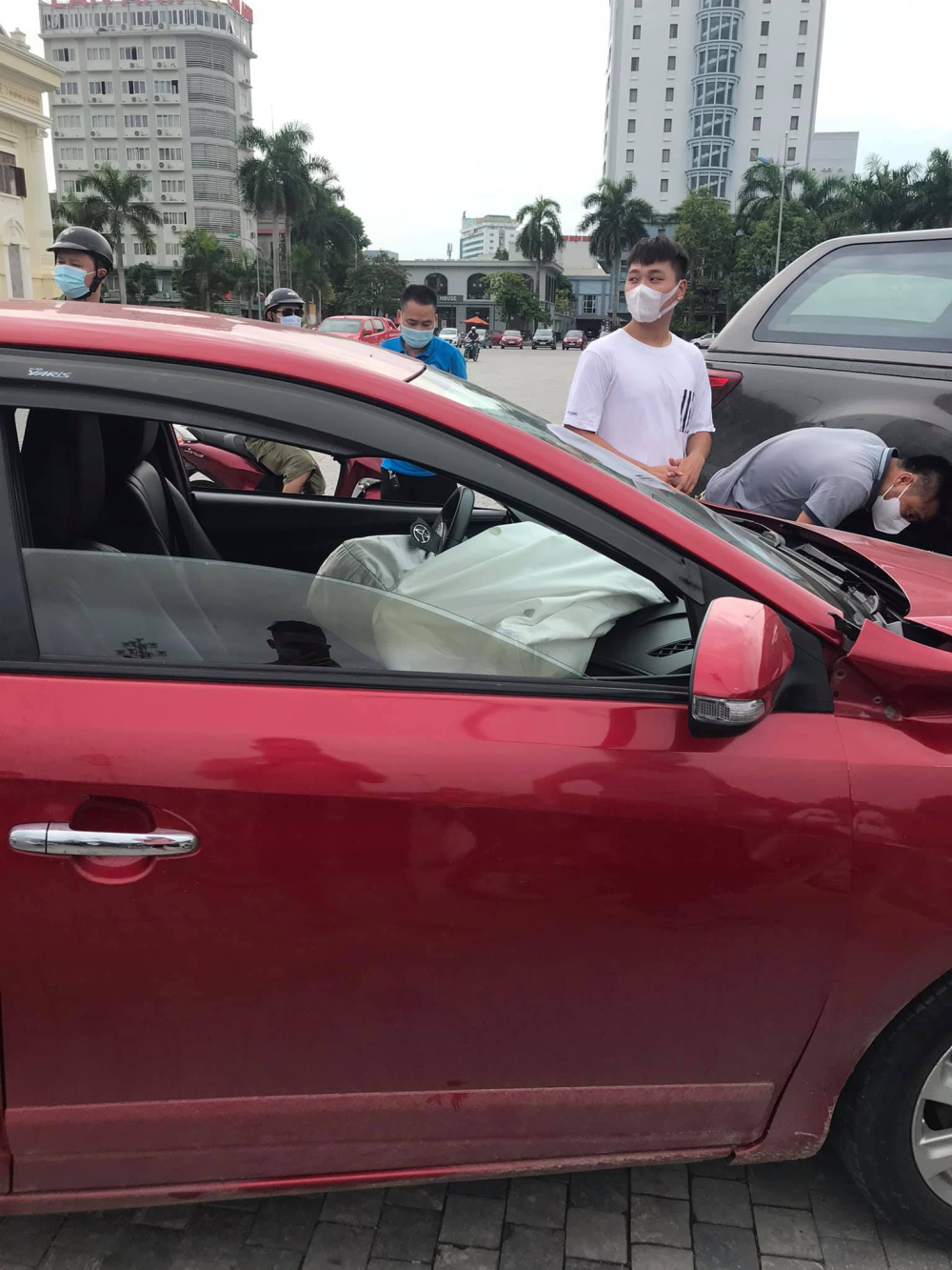 Túi khí xe Toyota Yaris bung ra Túi khí xe Toyota Yaris bung ra