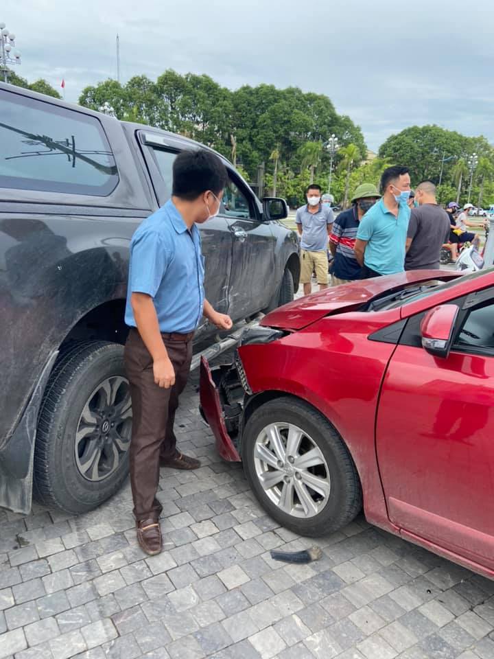 Vụ tai nạn thu hút nhiều sự chú ý của người đi đường Vụ tai nạn thu hút nhiều sự chú ý của người đi đường