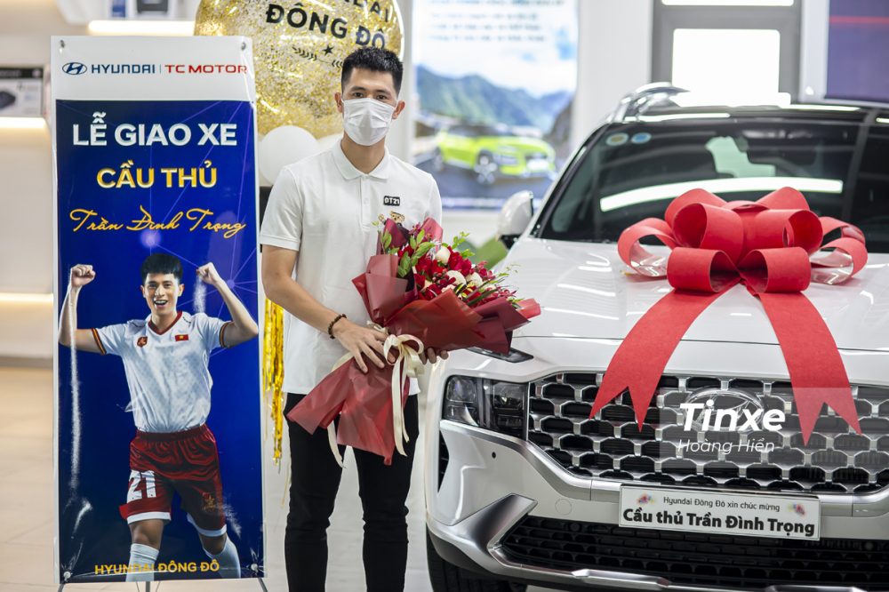 Sau nhiều ngày suy nghĩ, cầu thủ Đình Trọng đã quyết định chọn mua chiếc Hyundai Santa Fe 2021 phiên bản máy dầu cao cấp. Sau nhiều ngày suy nghĩ, cầu thủ Đình Trọng đã quyết định chọn mua chiếc Hyundai Santa Fe 2021 phiên bản máy dầu cao cấp.