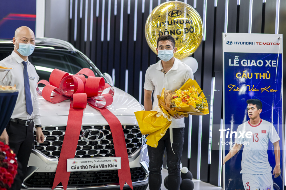 Không chỉ Đình Trọng mà hậu vệ Văn Kiên cũng quyết định sở hữu một chiếc xe Hyundai Santa Fe 2021 giống hệt bạn mình. Không chỉ Đình Trọng mà hậu vệ Văn Kiên cũng quyết định sở hữu một chiếc xe Hyundai Santa Fe 2021 giống hệt bạn mình.