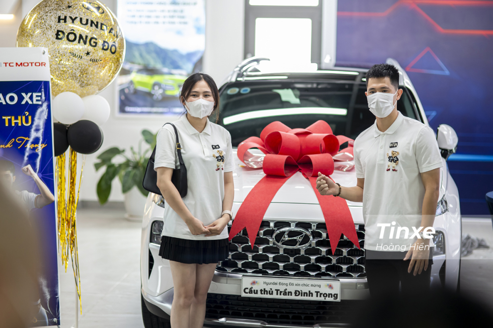 Tại buổi lễ nhận xe, bạn gái của Đình Trọng cũng đi cùng để chia sẻ niềm vui cùng chàng trung vệ. Tại buổi lễ nhận xe, bạn gái của Đình Trọng cũng đi cùng để chia sẻ niềm vui cùng chàng trung vệ.