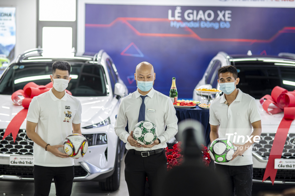 Cả hai cầu thủ cũng đã ký bóng tặng cho showroom Hyundai. Cả hai cầu thủ cũng đã ký bóng tặng cho showroom Hyundai.