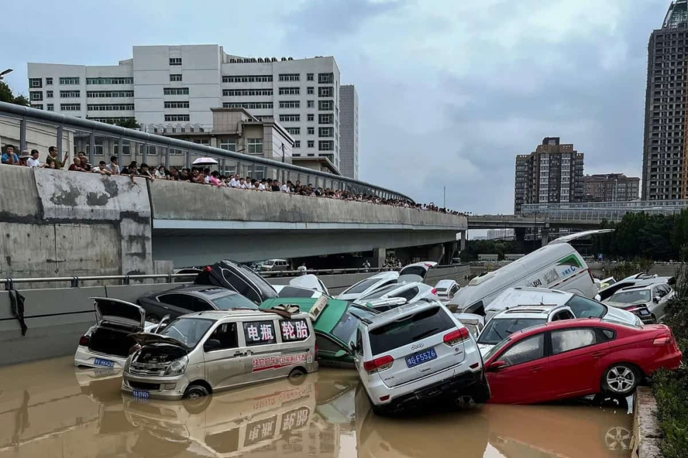 Những chiếc &ocirc; t&ocirc; n&agrave;y đều bị hư hỏng nặng sau trận lũ lịch sử tại tỉnh H&agrave; Nam, Trung Quốc