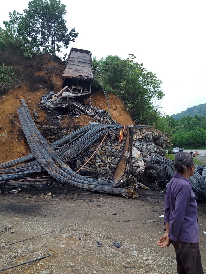 Chiếc xe đầu kéo bị hư hỏng nặng sau vụ tai nạn