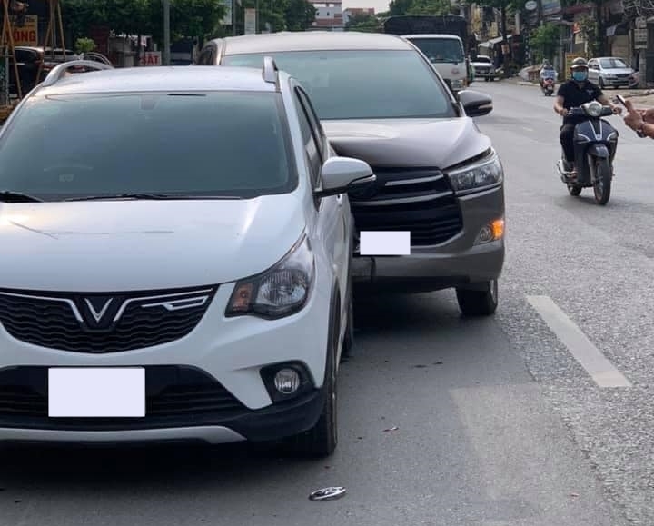 Hiện trường vụ va chạm giữa xe VinFast Fadil với Toyota Innova khiến dân mạng khen độ cứng cáp của chiếc xe Hatchback cỡ nhỏ Hiện trường vụ va chạm giữa xe VinFast Fadil với Toyota Innova khiến dân mạng khen độ cứng cáp của chiếc xe Hatchback cỡ nhỏ