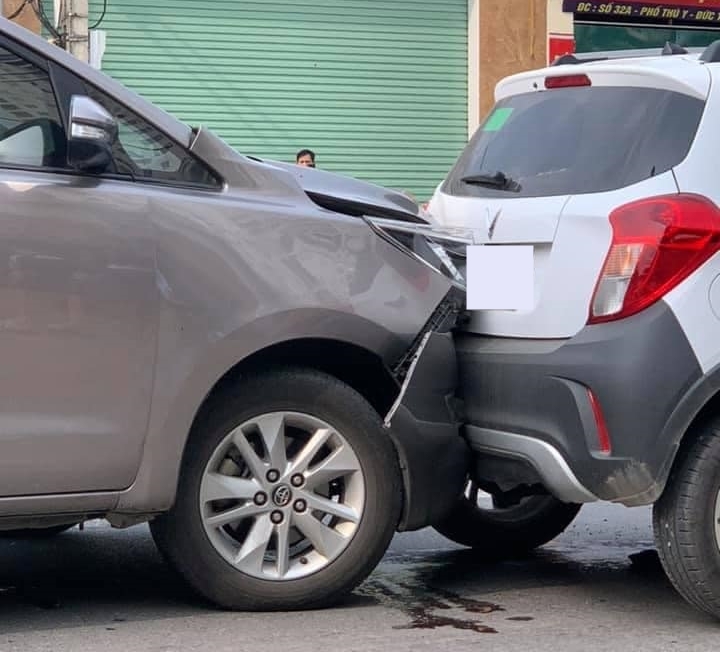 Chiếc xe Toyota Innova thiệt hại khá nghiêm trọng sau va chạm với xe VinFast Fadil Chiếc xe Toyota Innova thiệt hại khá nghiêm trọng sau va chạm với xe VinFast Fadil