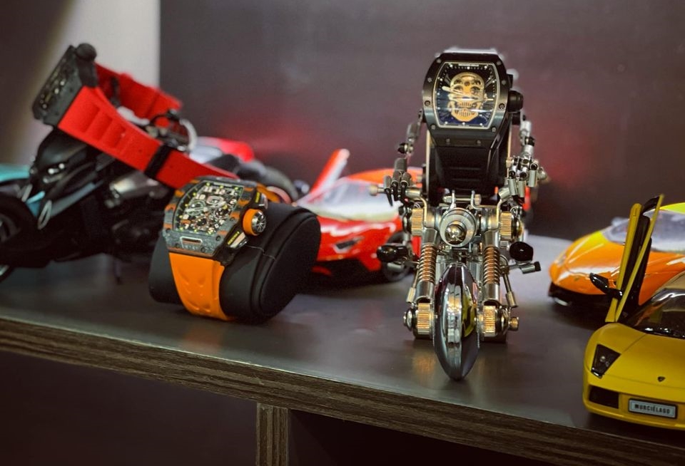 Richard Mille RM 52-01 và kế bên là Richard Mille RM11-03 McLaren, ngoài ra còn có 1 chiếc đồng hồ Richard Mille màu đỏ khác được đắt trên mô hình xe V-Rex Travertson Richard Mille RM 52-01 và kế bên là Richard Mille RM11-03 McLaren, ngoài ra còn có 1 chiếc đồng hồ Richard Mille màu đỏ khác được đắt trên mô hình xe V-Rex Travertson