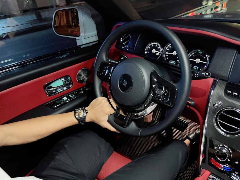 Richard Mille RM 52-01 cùng xe Rolls-Royce Cullinan Richard Mille RM 52-01 cùng xe Rolls-Royce Cullinan