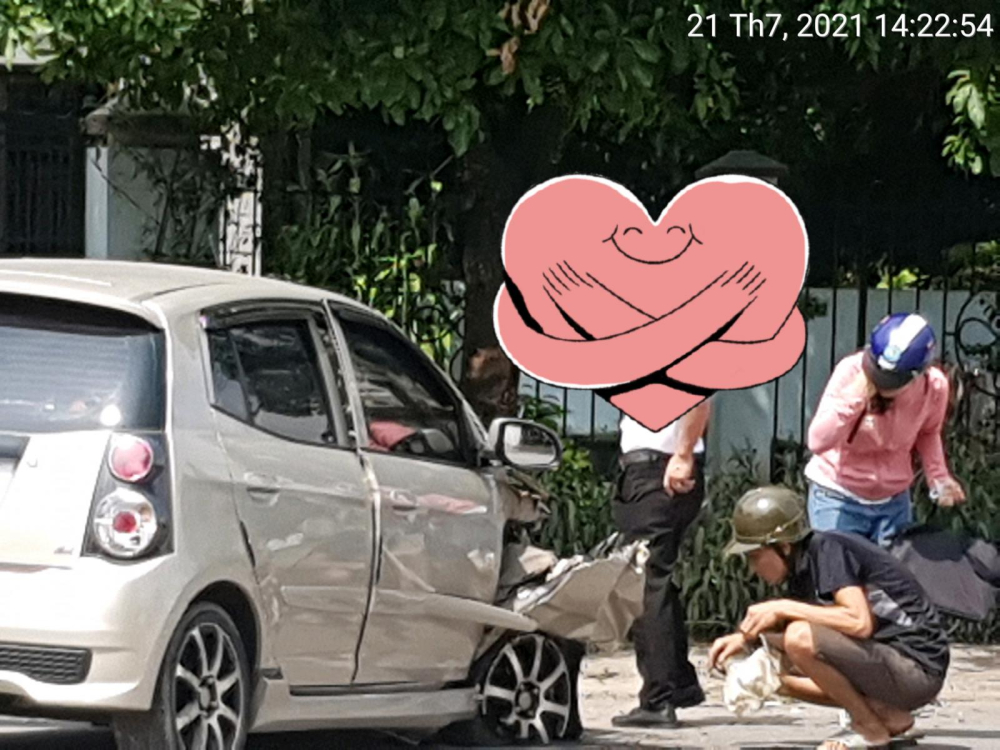 Thiệt hại của xe Kia Morning sau khi tông vào gốc cây bên đường