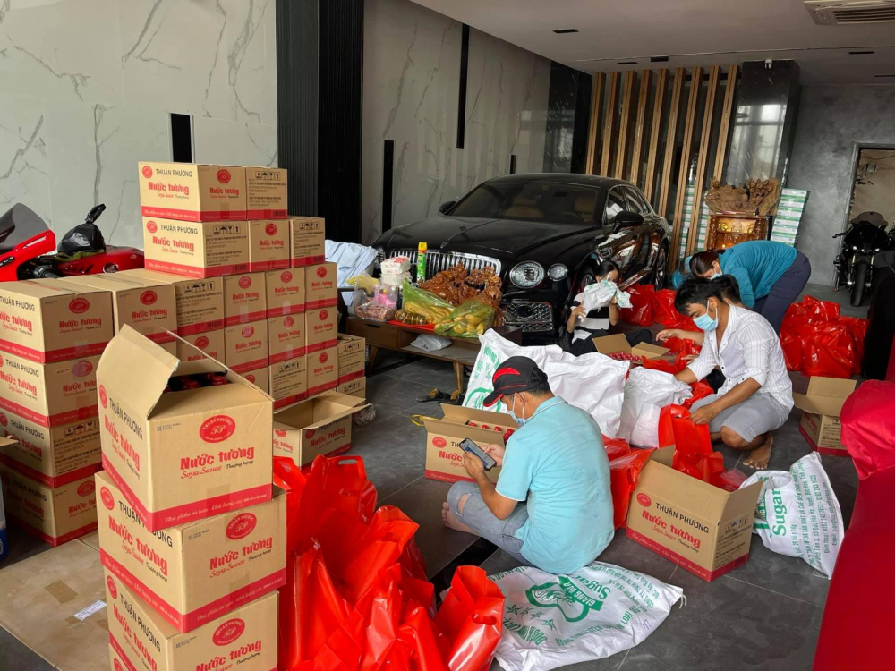 Những món quà liên tục được đóng gói nhằm vận chuyển nhanh nhất có thể để gửi tặng người bị ảnh hưởng dịch Covid-19