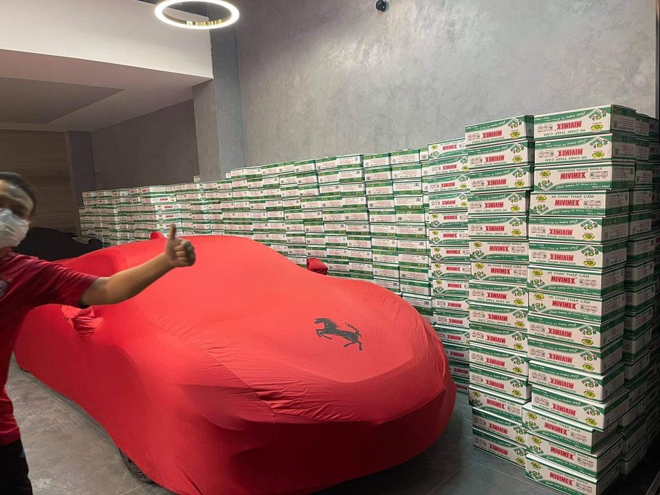 Siêu xe Ferrari SF90 Stradale trùm bạt bên cạnh 1 núi mì gói