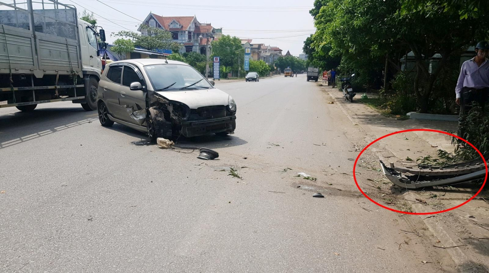 Vụ tai nạn khiến chiếc Kia Morning nát bét đầu xe, bể 1 đèn pha
