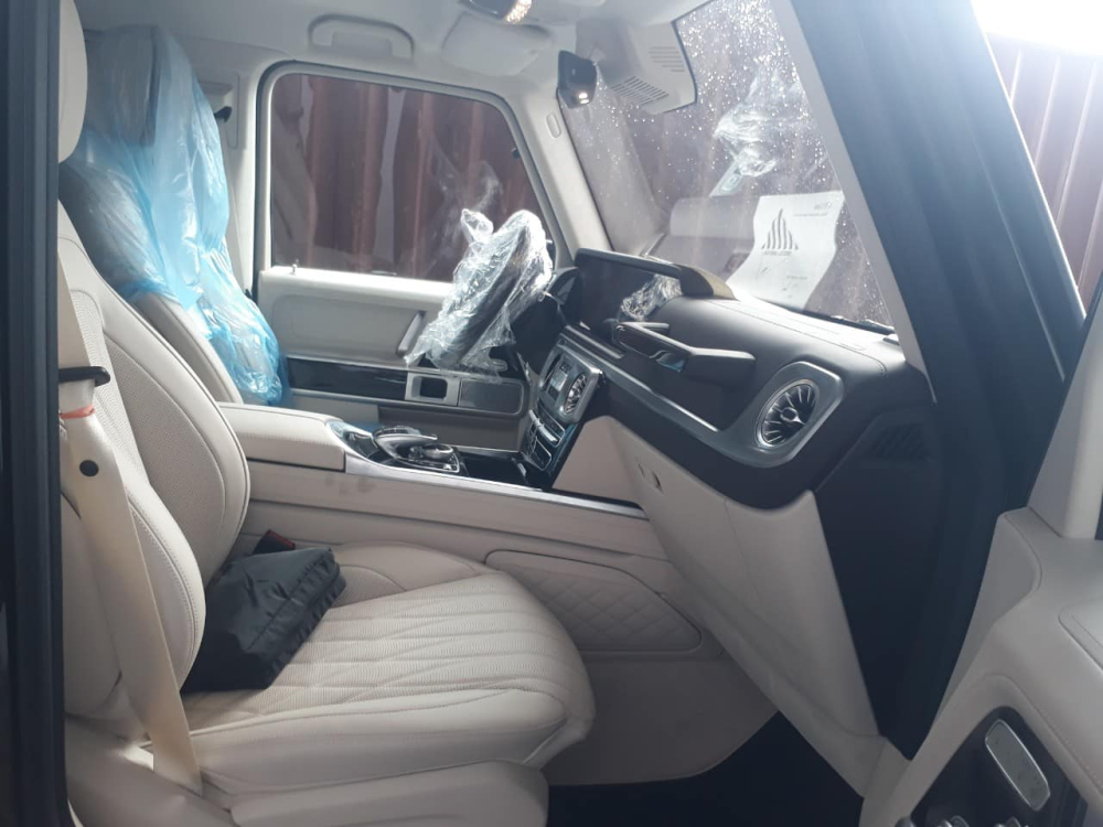 Đ&acirc;y l&agrave; khoang l&aacute;i của xe Mercedes-AMG G63 c&oacute; ngoại thất sơn m&agrave;u xanh qu&acirc;n đội 