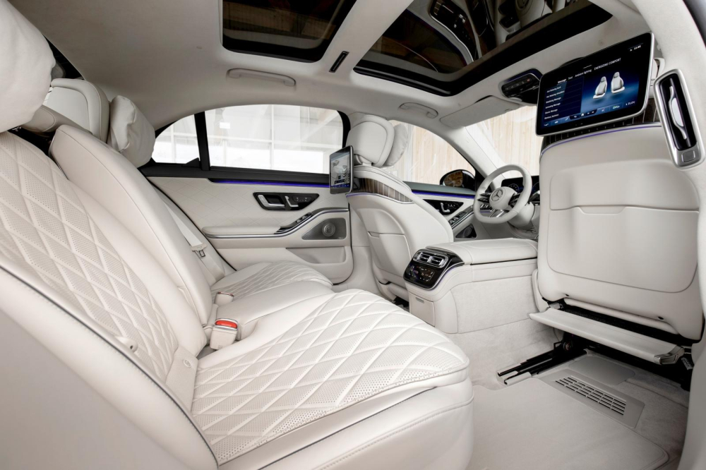 Ghế sau của Mercedes-Benz S580e 2021 với hệ thống giải tr&iacute; ri&ecirc;ng