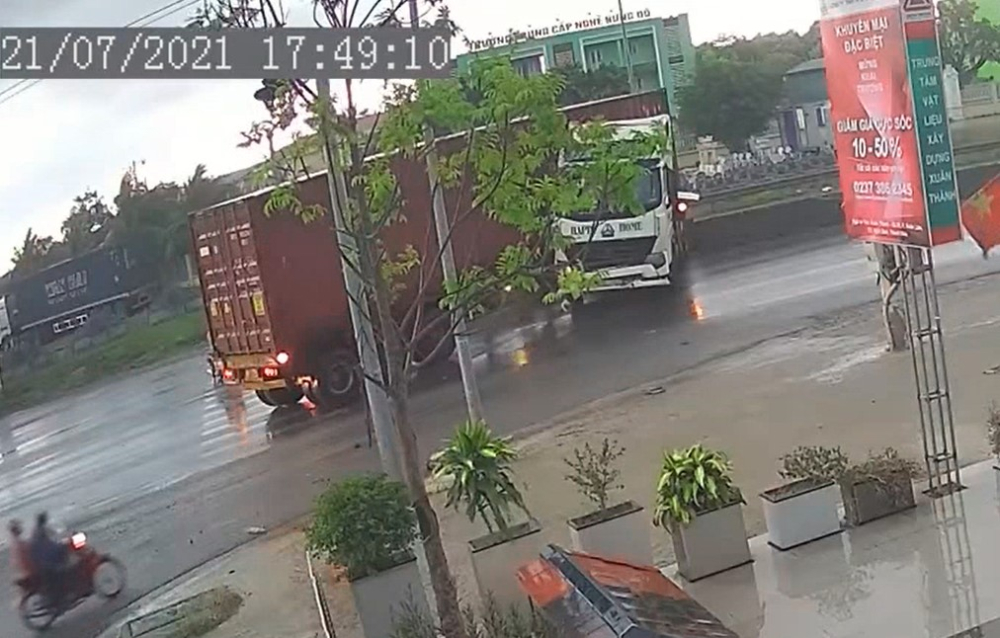 Xe container bị bẻ quặt đầu sau vụ tai nạn