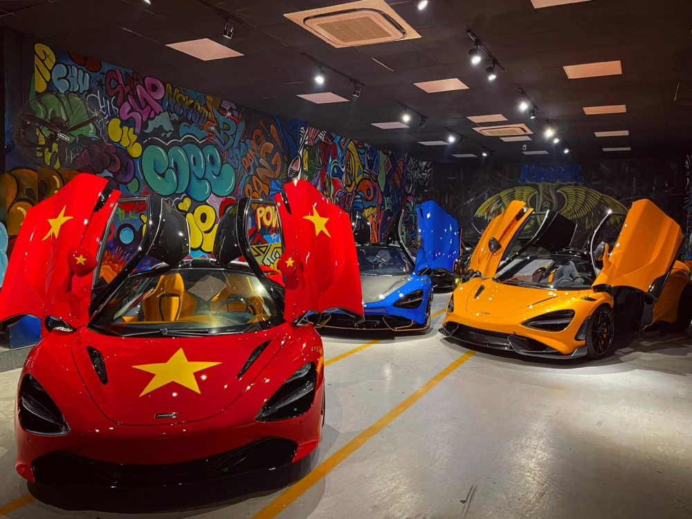 Chiếc si&ecirc;u xe McLaren 720S m&agrave;u đỏ l&uacute;c c&ograve;n ở garage b&aacute;n si&ecirc;u xe c&ugrave;ng với h&agrave;ng loạt xe McLaren kh&aacute;c